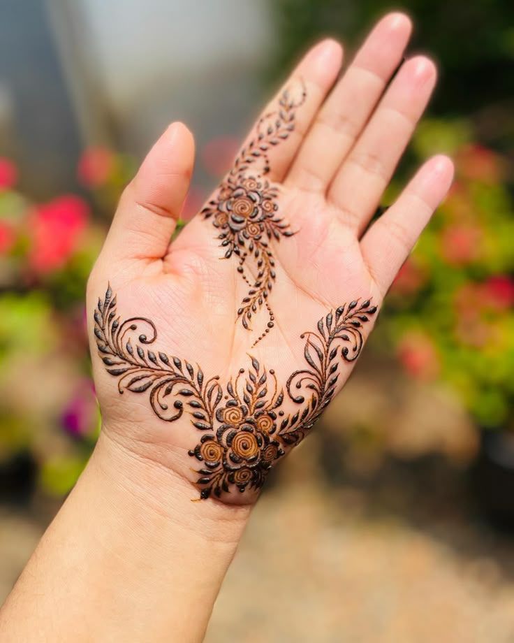 geometric simple mehndi design front hand
