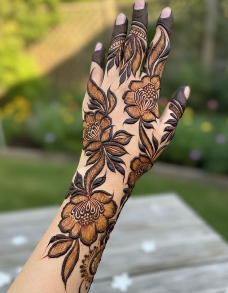 Elegant Arabic mehndi floral trail design featuring curved vines, delicate leaves, and minimalist henna style inspired by bridal trends 2026
