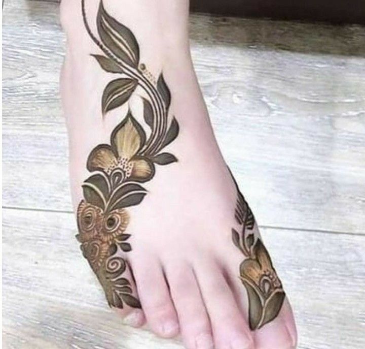 “Arabic foot mehndi design with bold floral trails and elegant curves”