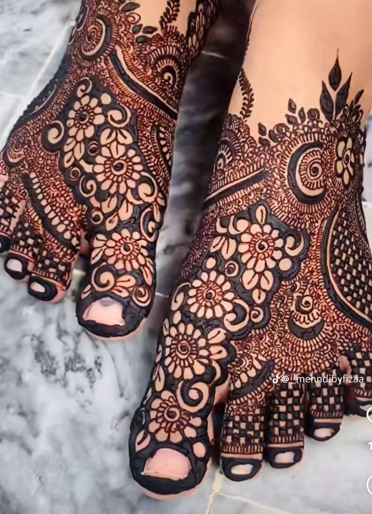“Full coverage bridal foot mehndi design with elegant traditional motifs”