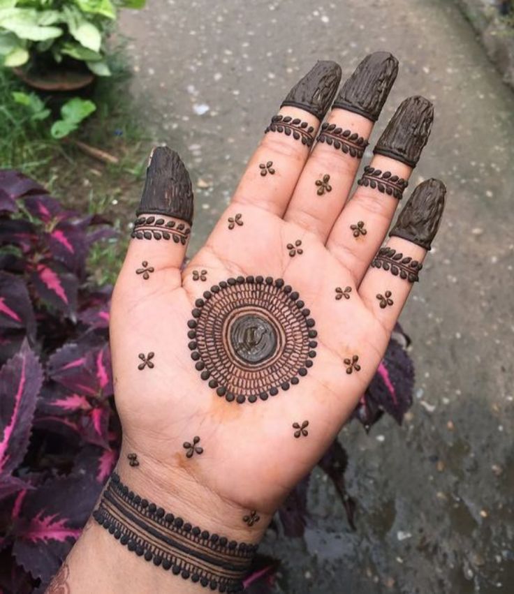 Elegant circular palm mehndi design featuring minimal mandala artwork and soft floral detailing inspired by modern bridal henna trends 2026