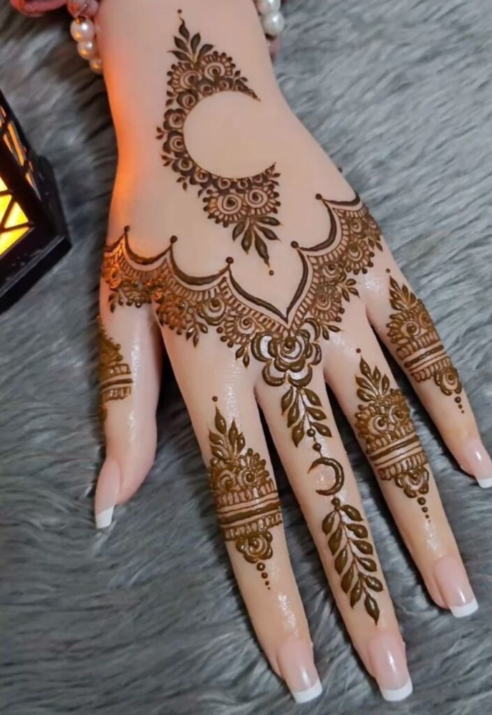 Beautiful crescent moon mehrab mehndi pattern with Islamic motifs and elegant festive henna styling for Eid celebrations