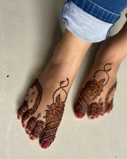 “Easy and minimal foot henna design perfect for beginners and daily wear”