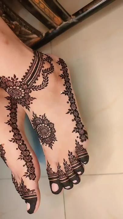 “Easy floral foot mehndi design for casual and festive occasions”