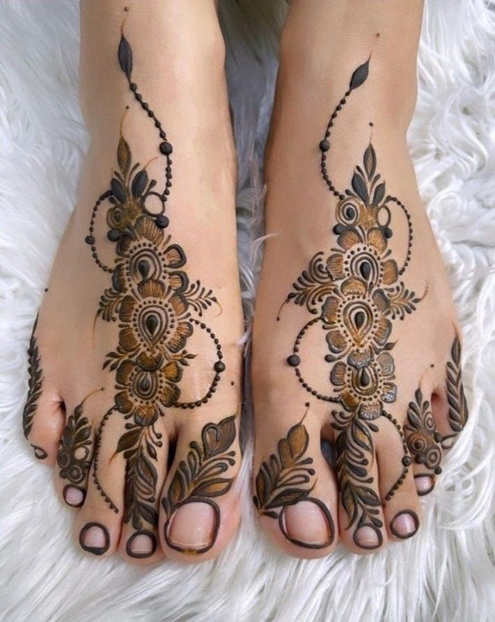 “Basic foot mehndi design with small floral motifs and clean lines”