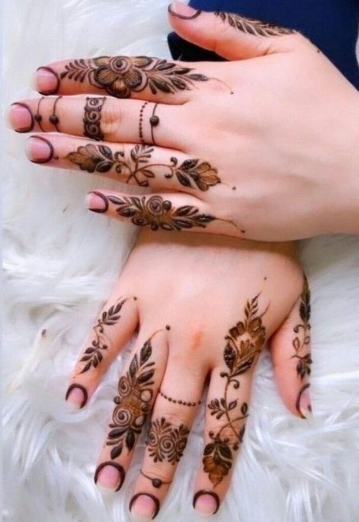 Elegant finger-only Dubai Mehendi Design with minimal floral detailing.
