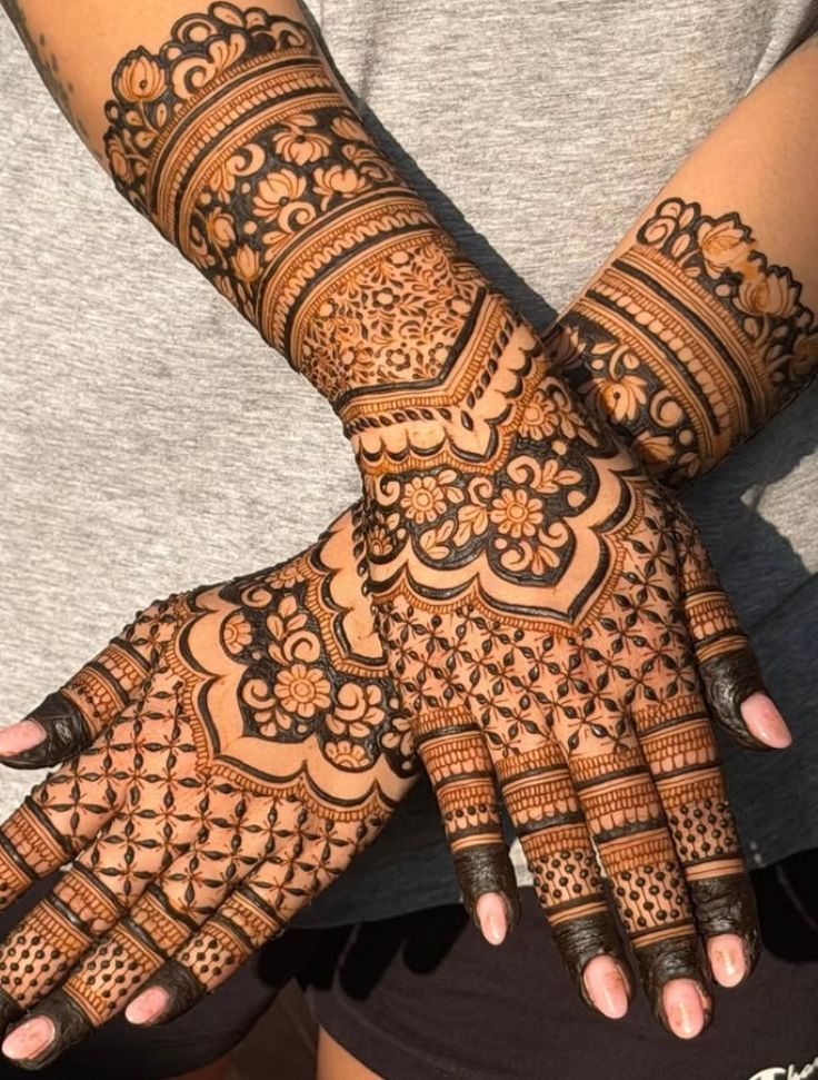 Elegant fine line mehndi design for bride featuring soft minimal strokes, clean spacing, and modern Simple Bridal Mehndi Designs 2026 aesthetic