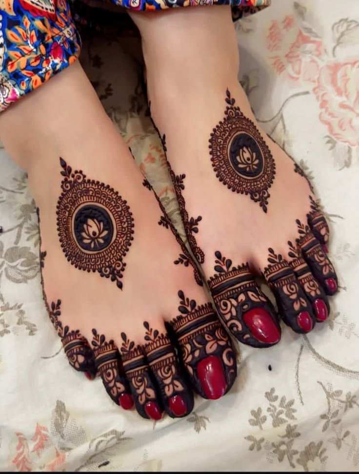 “Elegant and simple henna design for feet with modern touch”