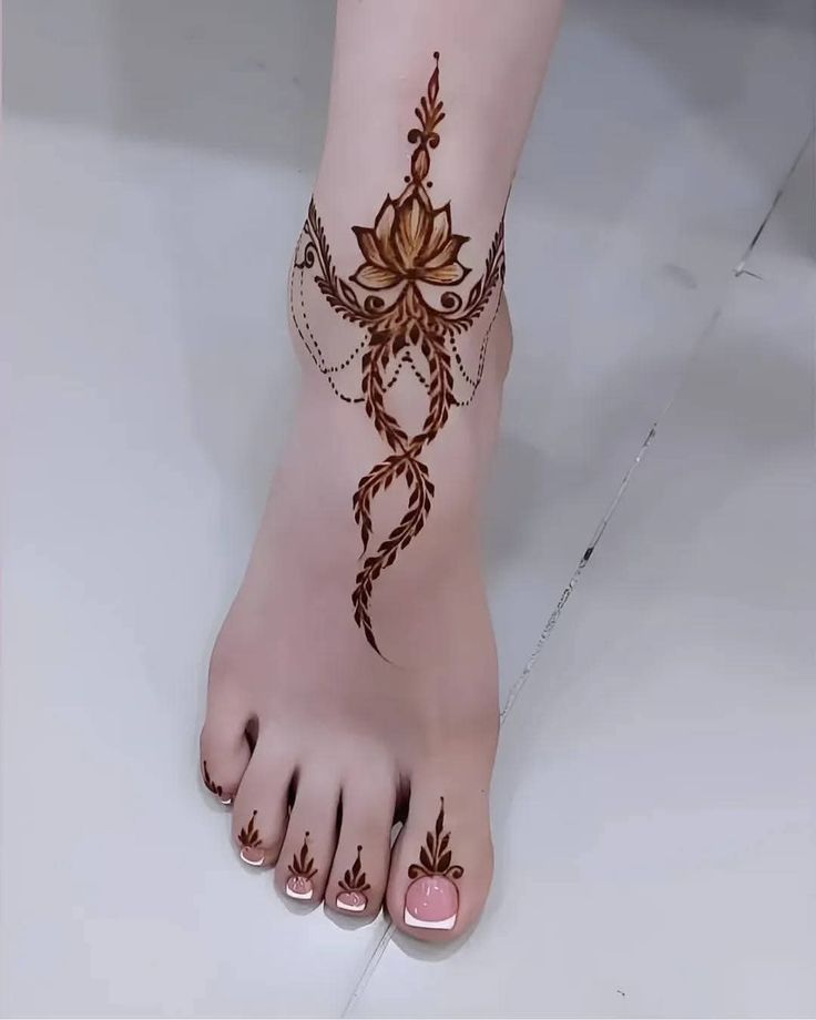“Simple foot mehndi design with clean floral patterns for elegant look”