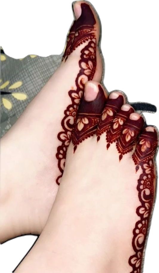 “Elegant foot finger mehndi design with delicate floral and dotted patterns highlighting the toes in a simple and stylish way”