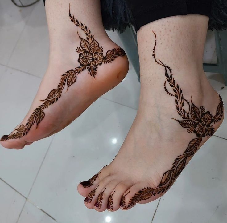 “Simple bridal foot mehndi design with light and graceful patterns”