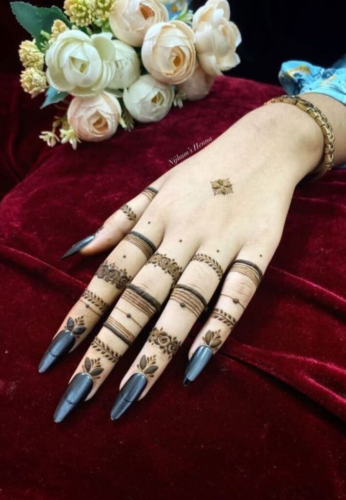 Minimalist ring-style Dubai Mehendi Design with elegant finger bands.
