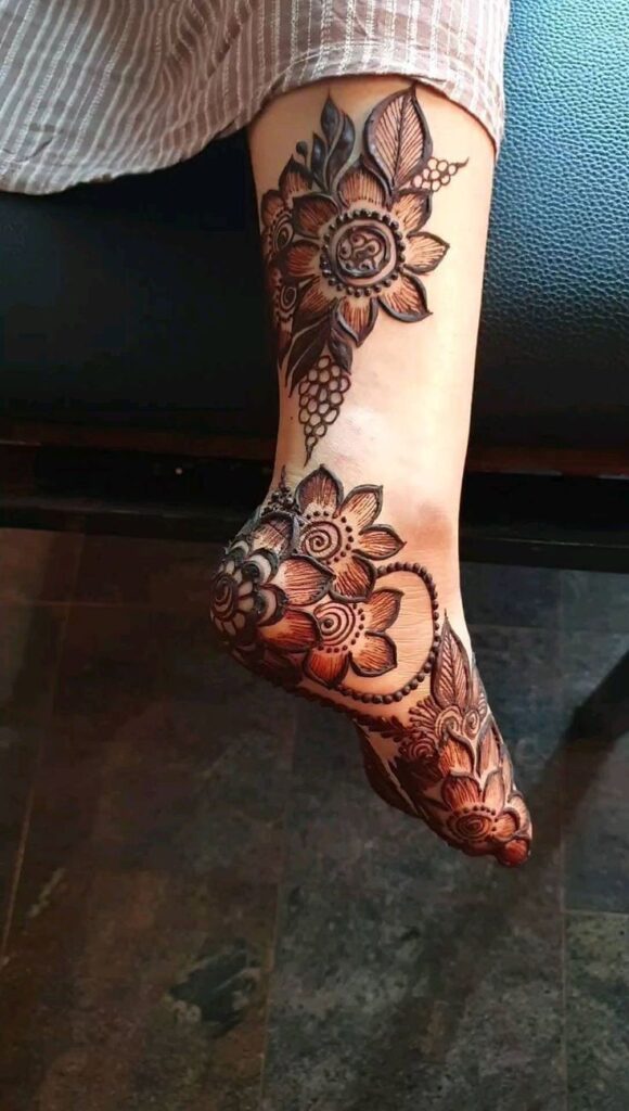 “Elegant Arabic back foot mehndi design with flowing floral vine patterns and delicate curved detailing for a stylish traditional look”