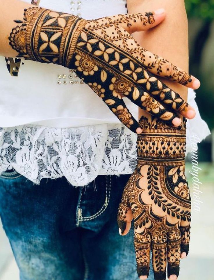 Minimal negative space mehndi pattern for bride featuring clean gaps, floral motifs, and contemporary Arabic fusion henna style 2026
