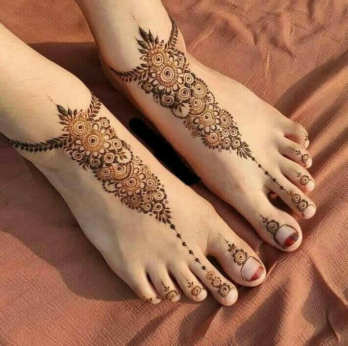 “Jewellery style foot mehndi design with intricate anklet-inspired patterns, floral chains and elegant decorative detailing for a bridal look”