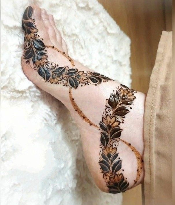 “Simple Arabic style foot mehndi design with light curves and dots”