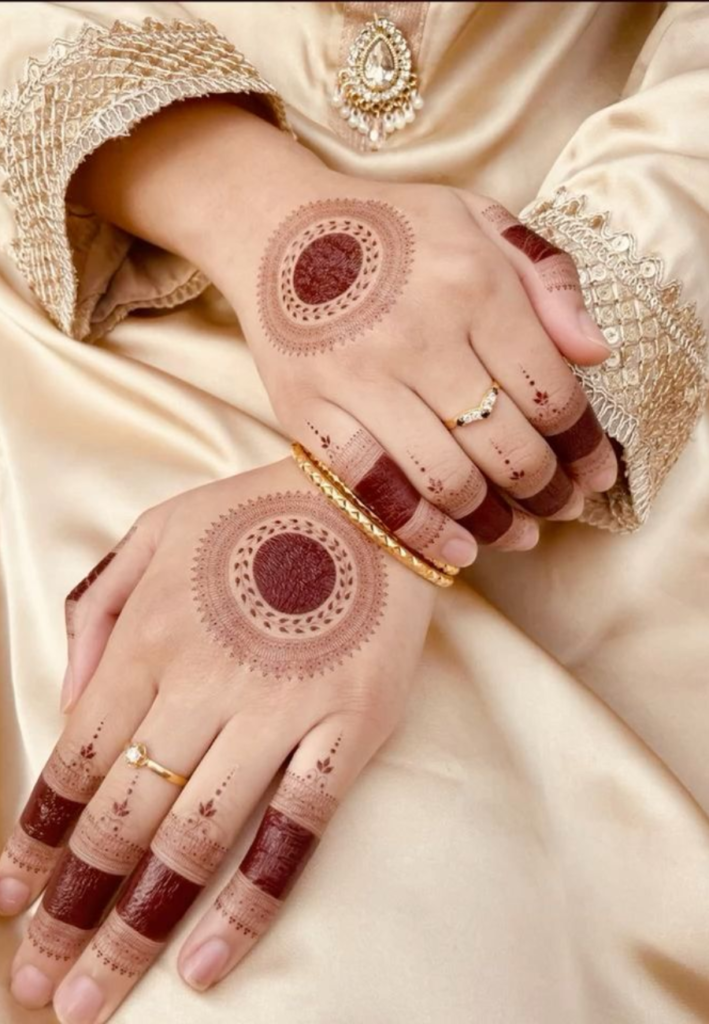 Stylish Arabic circle mehndi design with bold floral patterns