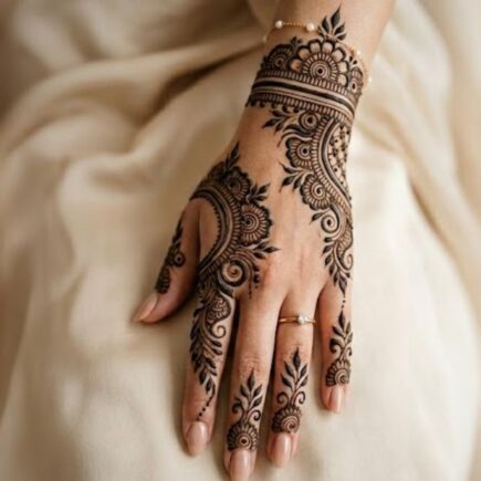 Khafif Mehndi Designs 2026 elegant Arabic floral henna featured design on hand