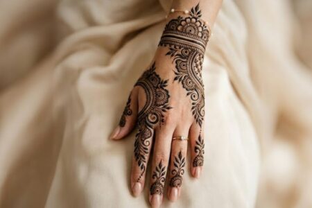 Khafif Mehndi Designs 2026 elegant Arabic floral henna featured design on hand