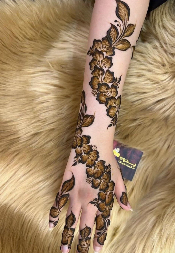 Flowing vines and leaves in Gulf Style Floral Henna design with elegant curved stems, leafy patterns, and bold floral Arabic mehndi on hands