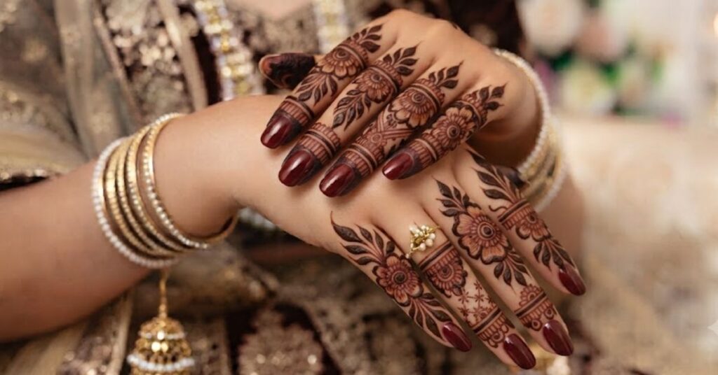 Bold Arabic finger mehndi design