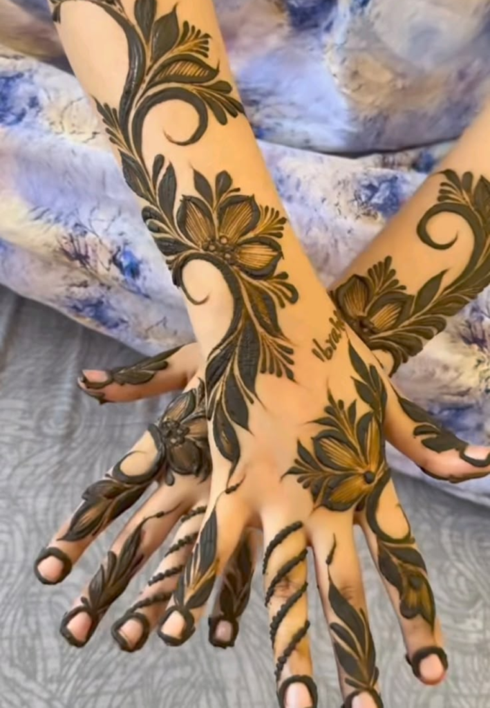 Bold outline work in Gulf Style Floral Henna design highlighting thick, elegant Arabic mehndi strokes on hand
