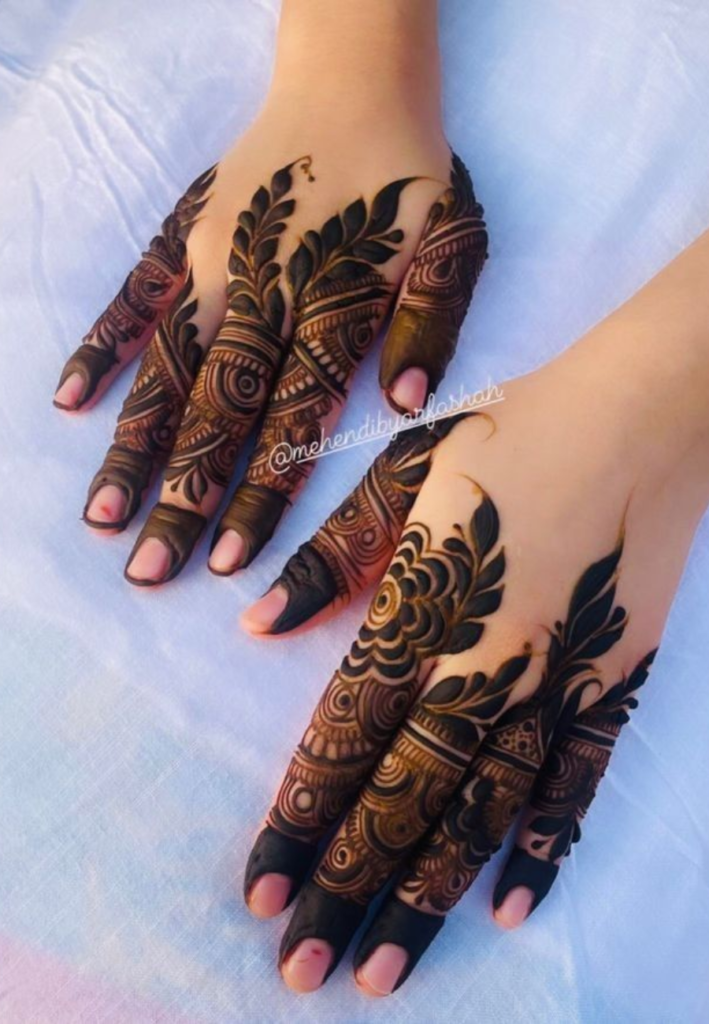 Finger detailing in Gulf Style Floral Henna design featuring delicate floral tips, leafy chains, and elegant Arabic mehndi patterns on fingers