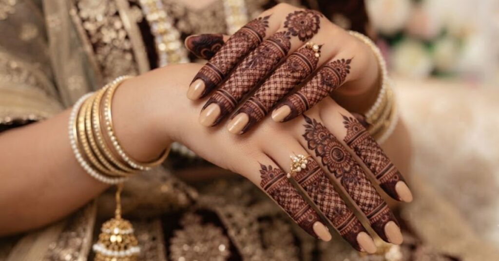 Detailed mesh finger mehndi design