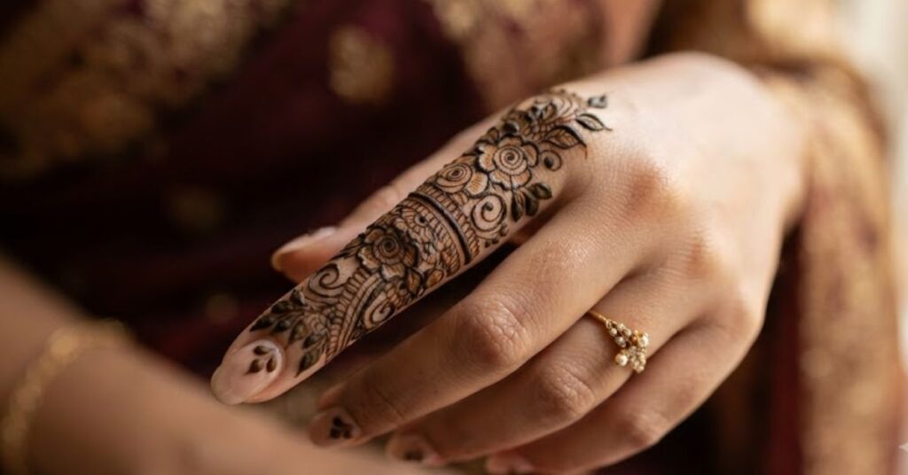 Floral one finger mehndi design with flowers and leaf patterns