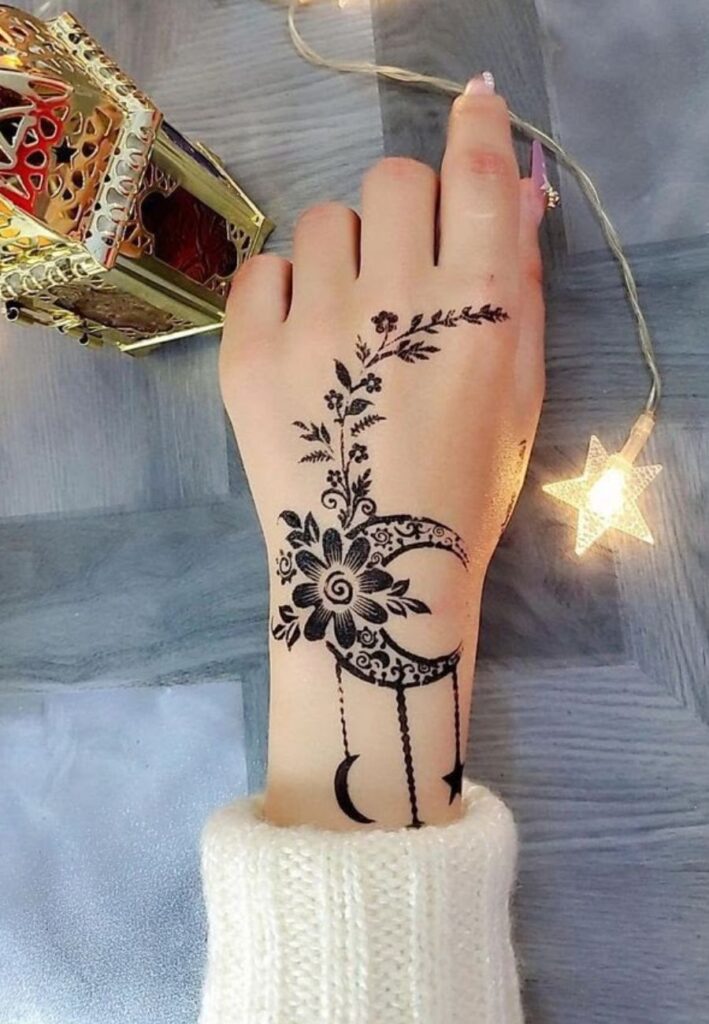 Simple crescent moon 14 August mehndi design with elegant floral details