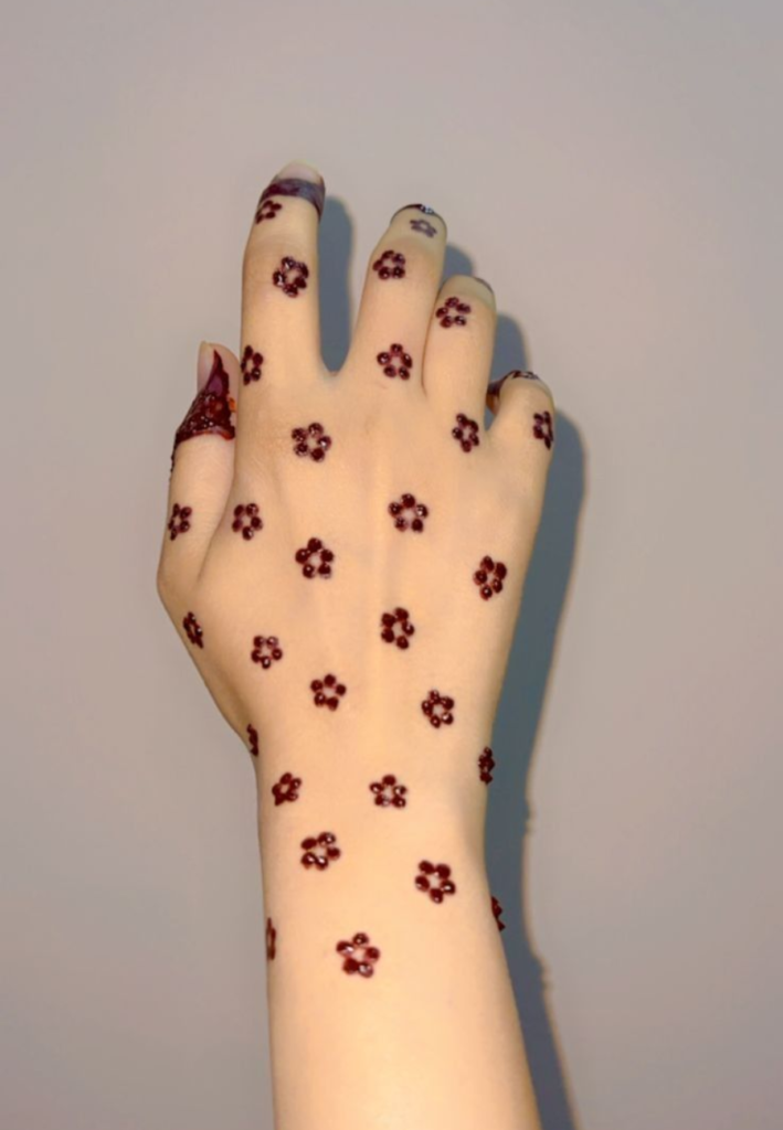 tiny dot mehndi design for beginners simple henna pattern made with small dots and minimal spacing elegant easy minimalist mehndi art for hands