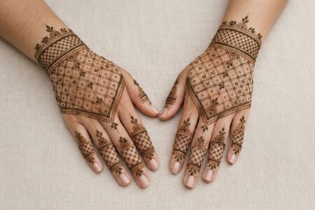Net Mehndi Designs 2026 featuring an elegant diamond-pattern henna design