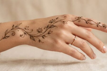 One Line Mehndi Designs 2026 featuring a simple minimalist floral and leafy henna pattern